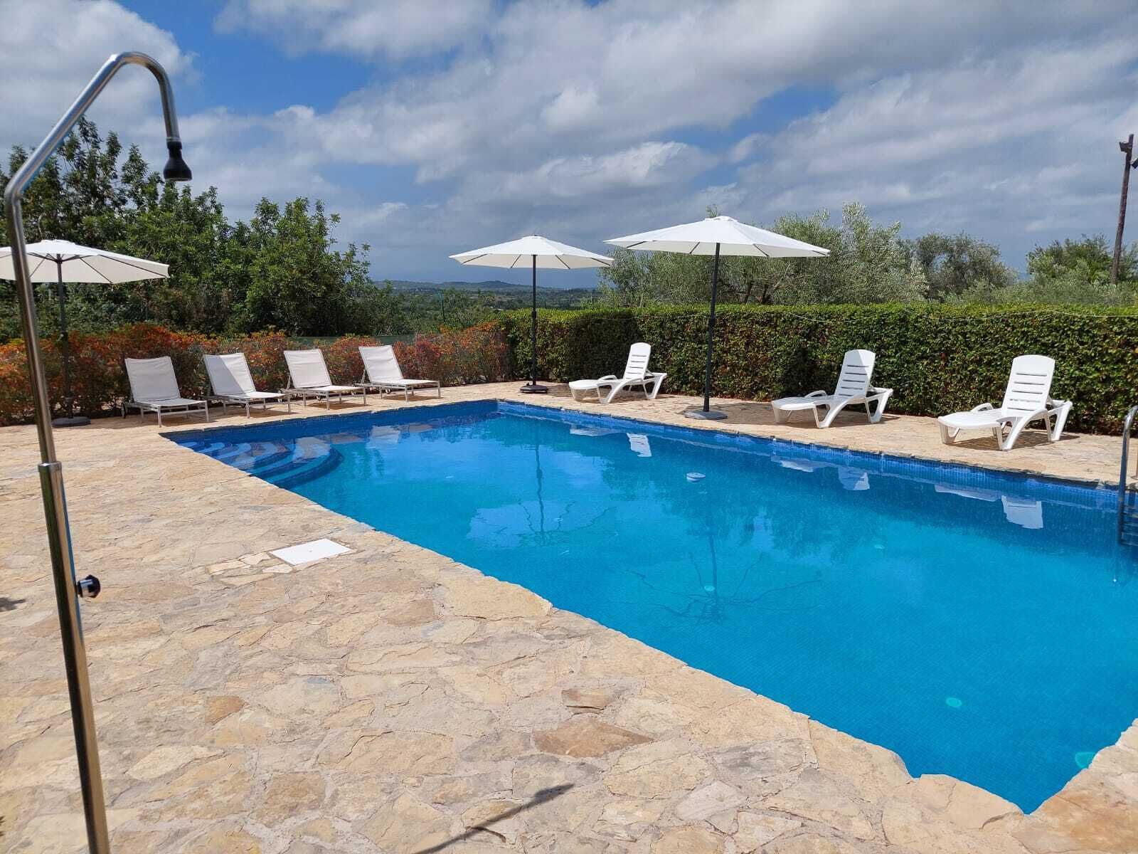 Kolam renang terbuka bermusim, payung kolam, kerusi lepak pantai 