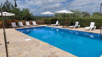 Piscine extérieure (ouverte en saison), parasols de plage