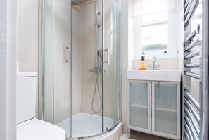 Classic Apartment | Bathroom