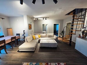 TV connectée, livres, chaîne hi-fi