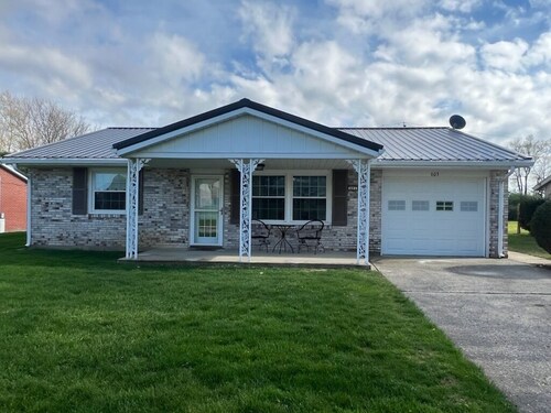 Charming 3-bedroom house with AC, WiFi in Greenville