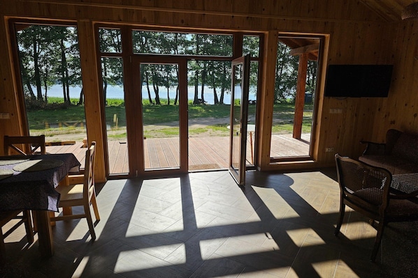 Smart-tv, pejs, bordtennisbord