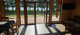 A single-story holiday home right by the lake