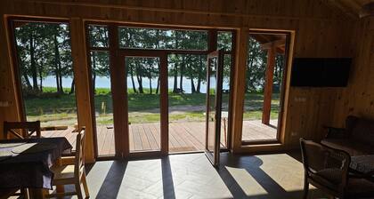 A single-story holiday home right by the lake