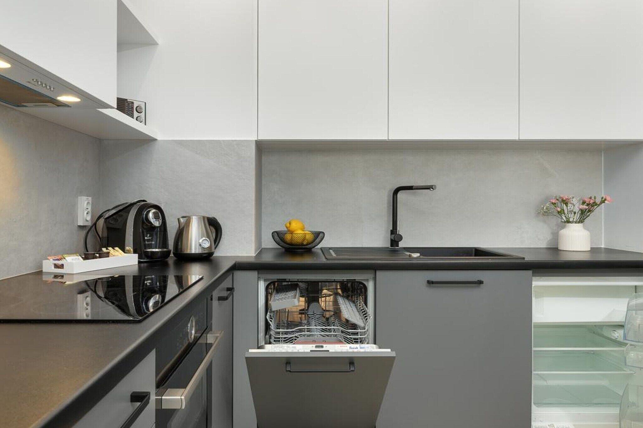 Wasserkocher mit Kaffee-/Teezubehör, Kühlschrank, Ofen, Herdplatte