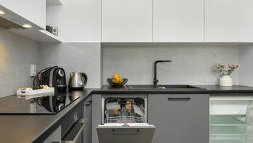 Wasserkocher mit Kaffee-/Teezubehör, Kühlschrank, Ofen, Herdplatte