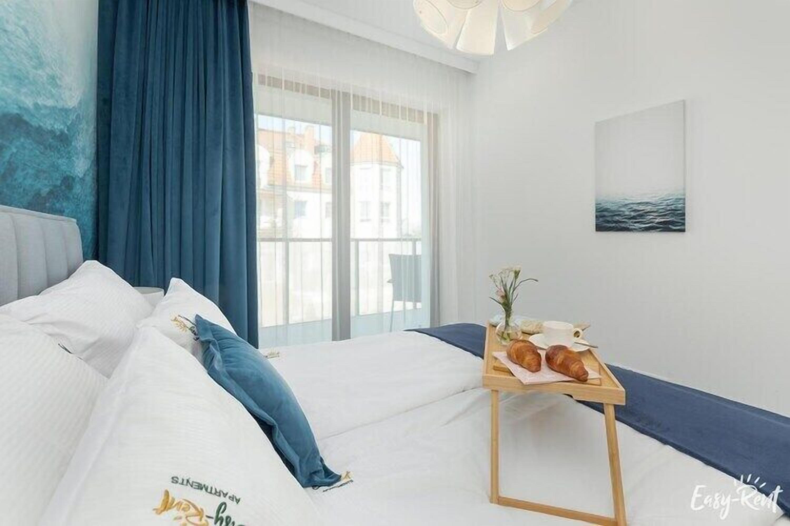 1 habitación, tabla de planchar con plancha y cuna de viaje 