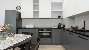 Kaffetrakter/tekoker, kjøleskap, ovn og kokeplater