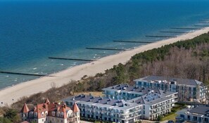 På stranden