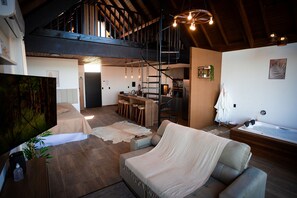 Honeymoon Cabin, Jetted Tub | Living area