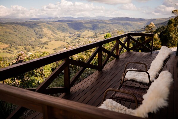 A wooden deck with a railing overlooking a valley. - Chale Entre as Nuvens - Rancho Queimado (Rancho Queimado)