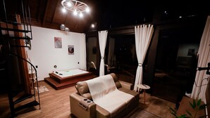 Uma sala de estar moderna com um sofá, uma mesa de centro e uma escada.