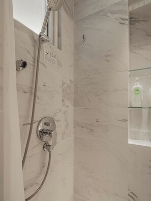 Comfort-Apartment | Badezimmer | Hausschuhe