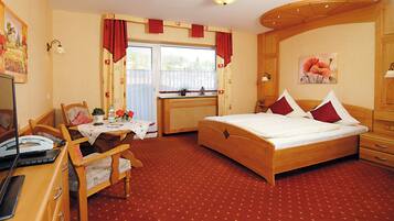 Double Room, Non Smoking, Balcony | 1 bedroom, in-room safe, blackout drapes, free WiFi