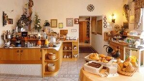 Een ontbijtbuffet met diverse gerechten en een houten toonbank.