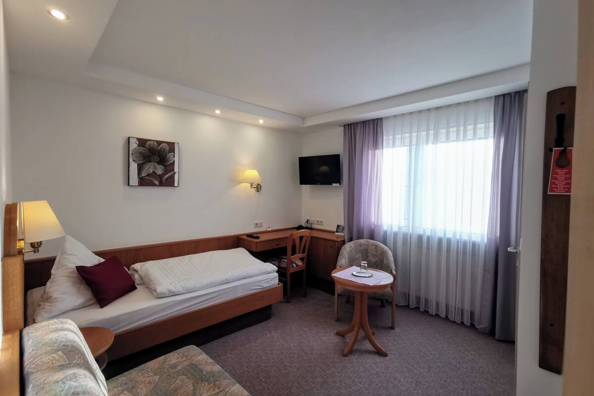 Single Room | 1 bedroom, in-room safe, blackout drapes, free WiFi