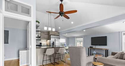 Charming 1-bedroom cottage just steps from Island Park Beaches