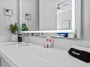 Séchoir à cheveux, serviettes fournies