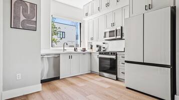 Cookware/dishes/utensils