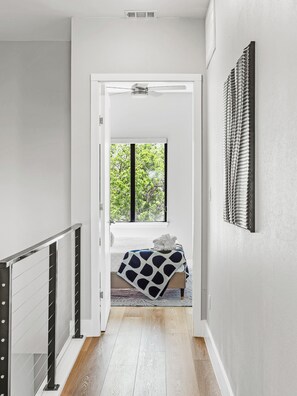 2 habitaciones, tabla de planchar con plancha, cuna de viaje y wifi 