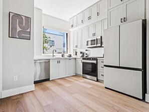 Réfrigérateur, four à micro-ondes, un four, surface de cuisson
