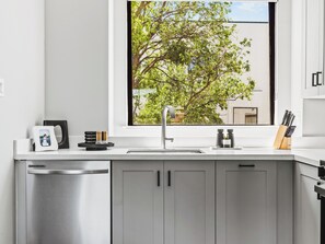 Een koelkast, een magnetron, een oven, een kookplaat