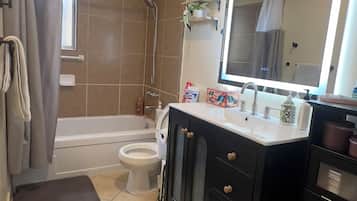 Secadora de cabello, toallas, jabón, papel de baño