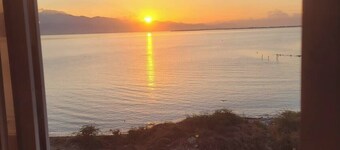 Beachfront Bliss in Portmore – Stylish 1BR with Ocean Views & Modern Comfort