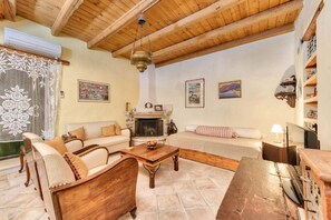 Fernseher, Kamin, Bücher, Stereoanlage