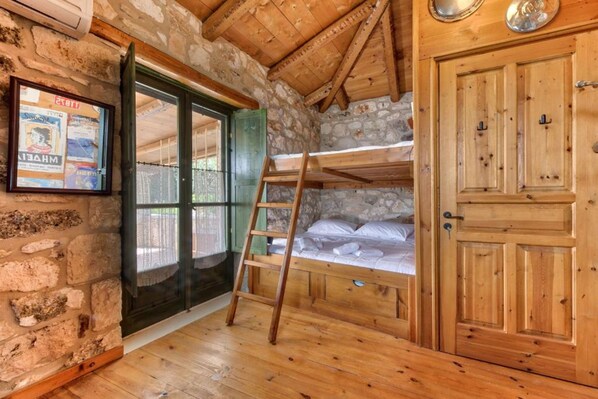 3 bedrooms, desk, iron/ironing board, travel crib