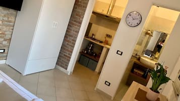 Tabla de planchar con plancha, wifi y ropa de cama