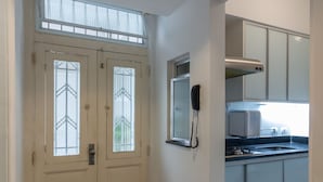 Una cocina moderna con estufa integrada, microondas y ventana sobre el fregadero.
