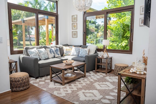 4-Bedroom House in Beautiful Tela with AC, WiFi, Private Pool, Generator