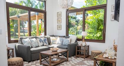 4-Bedroom House in Beautiful Tela with AC, WiFi, Private Pool, Generator