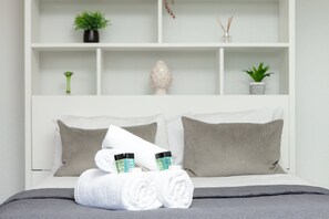 Desk, iron/ironing board, Internet, bed sheets