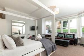 Desk, iron/ironing board, Internet, bed sheets