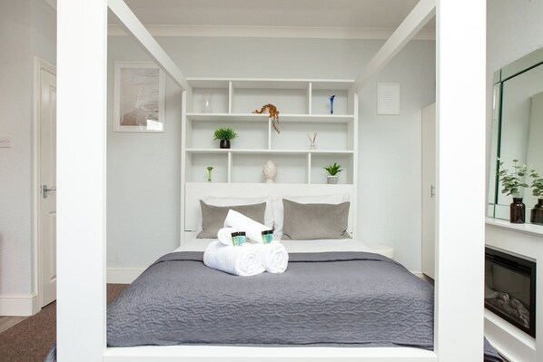 Bureau, fer et planche à repasser, accès Internet, draps fournis