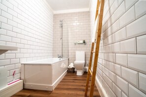 Douche, sèche-cheveux, serviettes fournies