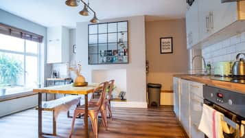 Fridge, microwave, oven, coffee/tea maker