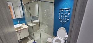 Secador de pelo, toallas, jabón y papel higiénico