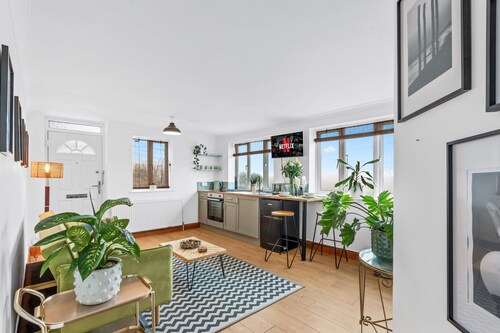 Cozy Brighton Escape | Countryside Views & Parking