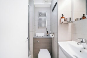 Sèche-cheveux, serviettes fournies, savon, papier toilette