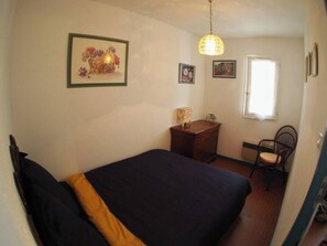 1 habitación, tabla de planchar con plancha, wifi y ropa de cama