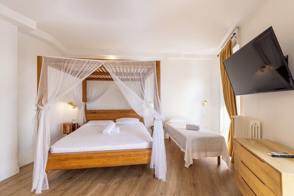 Deluxe driepersoonskamer, balkon | Uitzicht vanuit de kamer