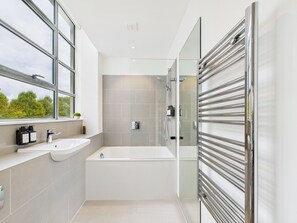 Superior appartement, 2 slaapkamers, balkon | Badkamer |  milieuvriendelijk toiletgerief, een haardroger, handdoeken, zeep