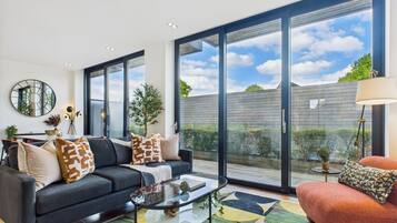 Deluxe Apartment, 2 Bedrooms, Balcony | 2 bedrooms, individually decorated, individually furnished, desk