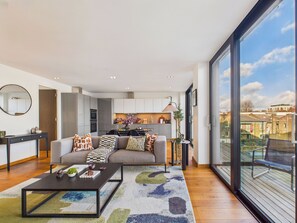 Superior appartement, balkon | Individueel gedecoreerd, individueel gemeubileerd, een bureau