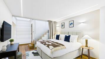 Deluxe Apartment | Individually decorated, individually furnished, desk, laptop workspace