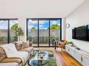 Deluxe Apartment, Balcony | Living area | 55-inch Smart TV with digital channels, Netflix, streaming services - Be London - The Camden Town Residences (London)