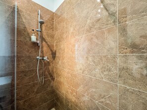 Shower, hair dryer, bidet, towels